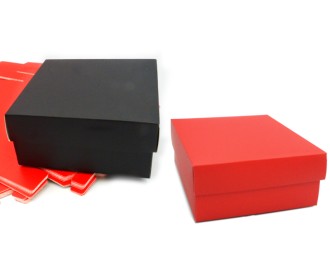 ΧΑΡΤΙΝΟ ΚΟΥΤΙ ME KAΠΑΚΙ 22cm x 17cm x 7.5cm 0402236 ΧΑΡΤΙΝΟ ΚΟΥΤΙ ME KAΠΑΚΙ 22cm x 17cm x 7.5cm 0402236