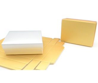 ΧΑΡΤΙΝΟ ΚΟΥΤΙ ΜΕ ΚΑΠΑΚΙ ΧΡΥΣΟ/ΑΣΗΜΙ 34cm x 26cm x 10cm 0402256 ΧΑΡΤΙΝΟ ΚΟΥΤΙ ΜΕ ΚΑΠΑΚΙ ΧΡΥΣΟ/ΑΣΗΜΙ 34cm x 26cm x 10cm 0402256