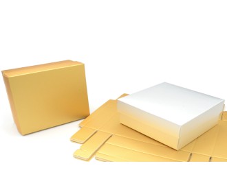 ΧΑΡΤΙΝΟ ΚΟΥΤΙ ΜΕ ΚΑΠΑΚΙ ΧΡΥΣΟ/ΑΣΗΜΙ 30cm x 23cm x 9cm 0402257 ΧΑΡΤΙΝΟ ΚΟΥΤΙ ΜΕ ΚΑΠΑΚΙ ΧΡΥΣΟ/ΑΣΗΜΙ 30cm x 23cm x 9cm 0402257