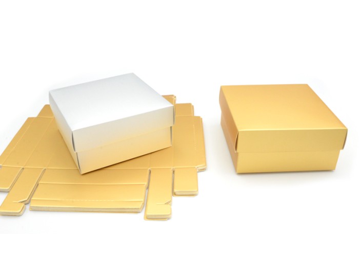 ΧΑΡΤΙΝΟ ΚΟΥΤΙ ΜΕ ΚΑΠΑΚΙ ΧΡΥΣΟ/ΑΣΗΜΙ 13cm x 13cm x 6cm 0402259 ΧΑΡΤΙΝΟ ΚΟΥΤΙ ΜΕ ΚΑΠΑΚΙ ΧΡΥΣΟ/ΑΣΗΜΙ 13cm x 13cm x 6cm 0402259