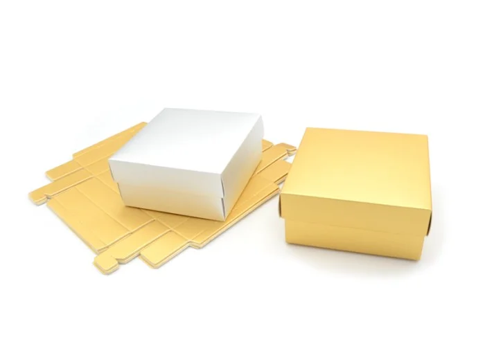 ΧΑΡΤΙΝΟ ΚΟΥΤΙ ΜΕ ΚΑΠΑΚΙ ΧΡΥΣΟ/ΑΣΗΜΙ 8cm x 8cm x 6.5cm 0402260