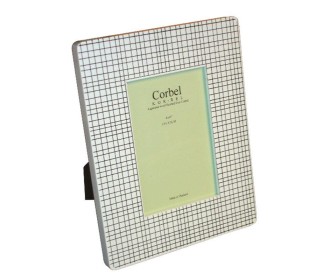 Κορνίζα ξύλινη άσπρο-μαύρο για φωτό 10x15εκ. Κορνίζα ξύλινη άσπρο-μαύρο για φωτό 10x15εκ.