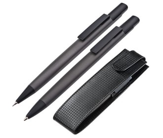 Σετ στυλό - μολύβι γκρι, σε πολυτελή υφασμάτινη carbon θήκη δώρου 16,7x4,5x2.5εκ. Σετ στυλό - μολύβι γκρι, σε πολυτελή υφασμάτινη carbon θήκη δώρου 16,7x4,5x2.5εκ.