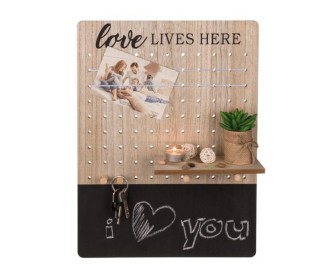 Πίνακας σημειώσεων φελλού «Love lives here» με 1 ράφι και μαυροπίνακα Υ48x36x1εκ. Πίνακας σημειώσεων φελλού «Love lives here» με 1 ράφι και μαυροπίνακα Υ48x36x1εκ.