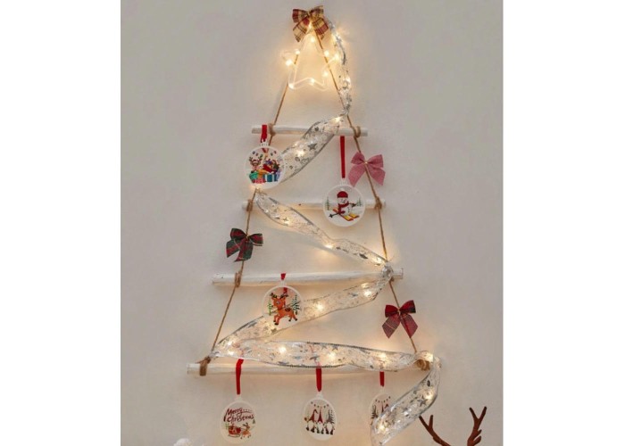 Φωτιζόμενη γιρλάντα χριστουγεννιάτικη ασημί 3,8εκ. x 5μ. Φωτιζόμενη γιρλάντα χριστουγεννιάτικη ασημί 3,8εκ. x 5μ.