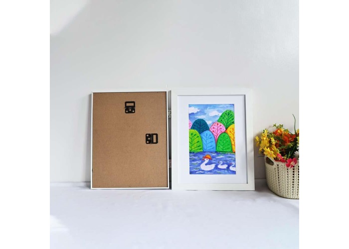 Κορνίζα για παιδικές ζωγραφιές Α4, με χώρο αποθήκευσης λευκή Υ30×21εκ.