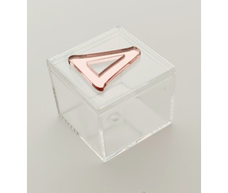 Plexiglass κουτάκι  5,5cm  με διακοσμητικό στοιχείο plexiglass μονόγραμμα  Plexiglass κουτάκι  5,5cm  με διακοσμητικό στοιχείο plexiglass μονόγραμμα
