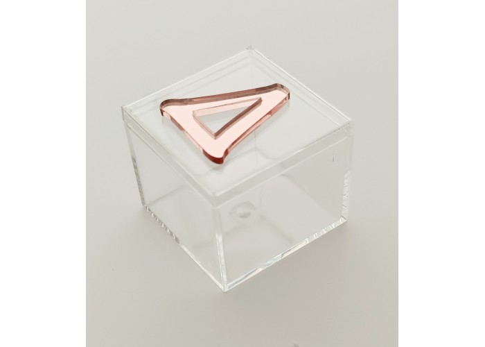 Plexiglass κουτάκι 5,5cm με διακοσμητικό στοιχείο plexiglass μονόγραμμα Plexiglass κουτάκι 5,5cm με διακοσμητικό στοιχείο plexiglass μονόγραμμα
