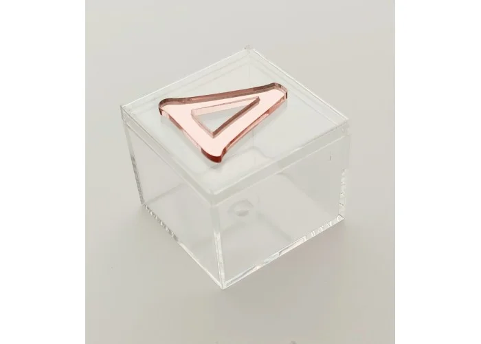 Plexiglass κουτάκι  5,5cm  με διακοσμητικό στοιχείο plexiglass μονόγραμμα 
