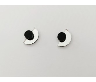 Σκουλαρίκια Plexiglass κουμπωτά ασημί και μαύρο  Σκουλαρίκια Plexiglass κουμπωτά ασημί και μαύρο