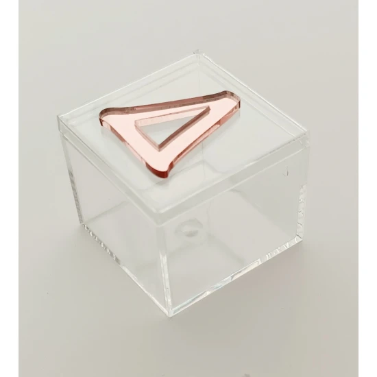 Plexiglass κουτάκι  5,5cm  με διακοσμητικό στοιχείο plexiglass μονόγραμμα 